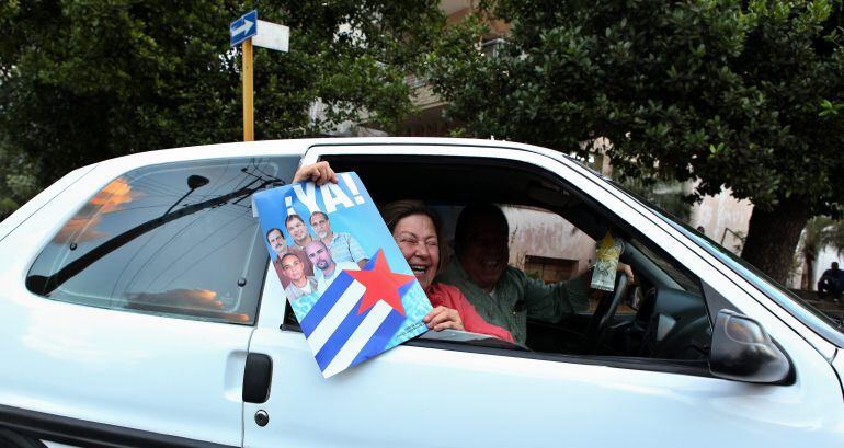 Cubanos celebrando el anuncio de Obama