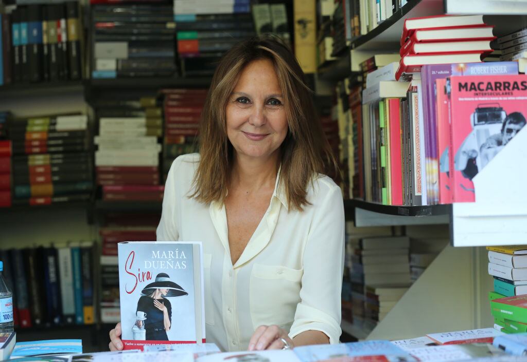 María Dueñas posa con una de sus novelas en la Feria del Libro