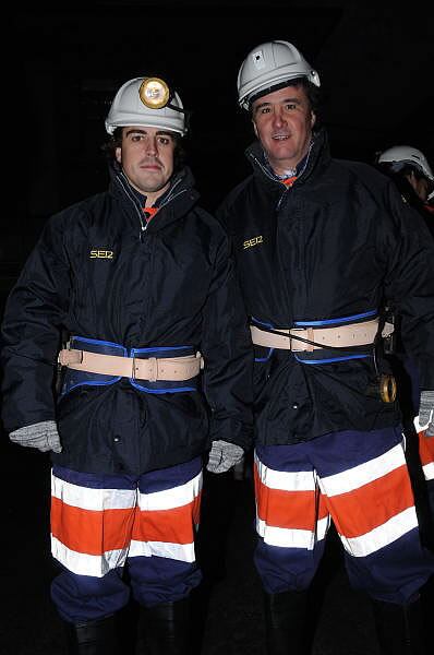 Fernando Alonso y José Ramón de la Morena con la indumentaria adecuada para bajar hasta los 600 metros donde se realiza El Larguero especial desde la mina del Pozo San Nicolás (Mieres). [Foto: Pedro Menéndez]