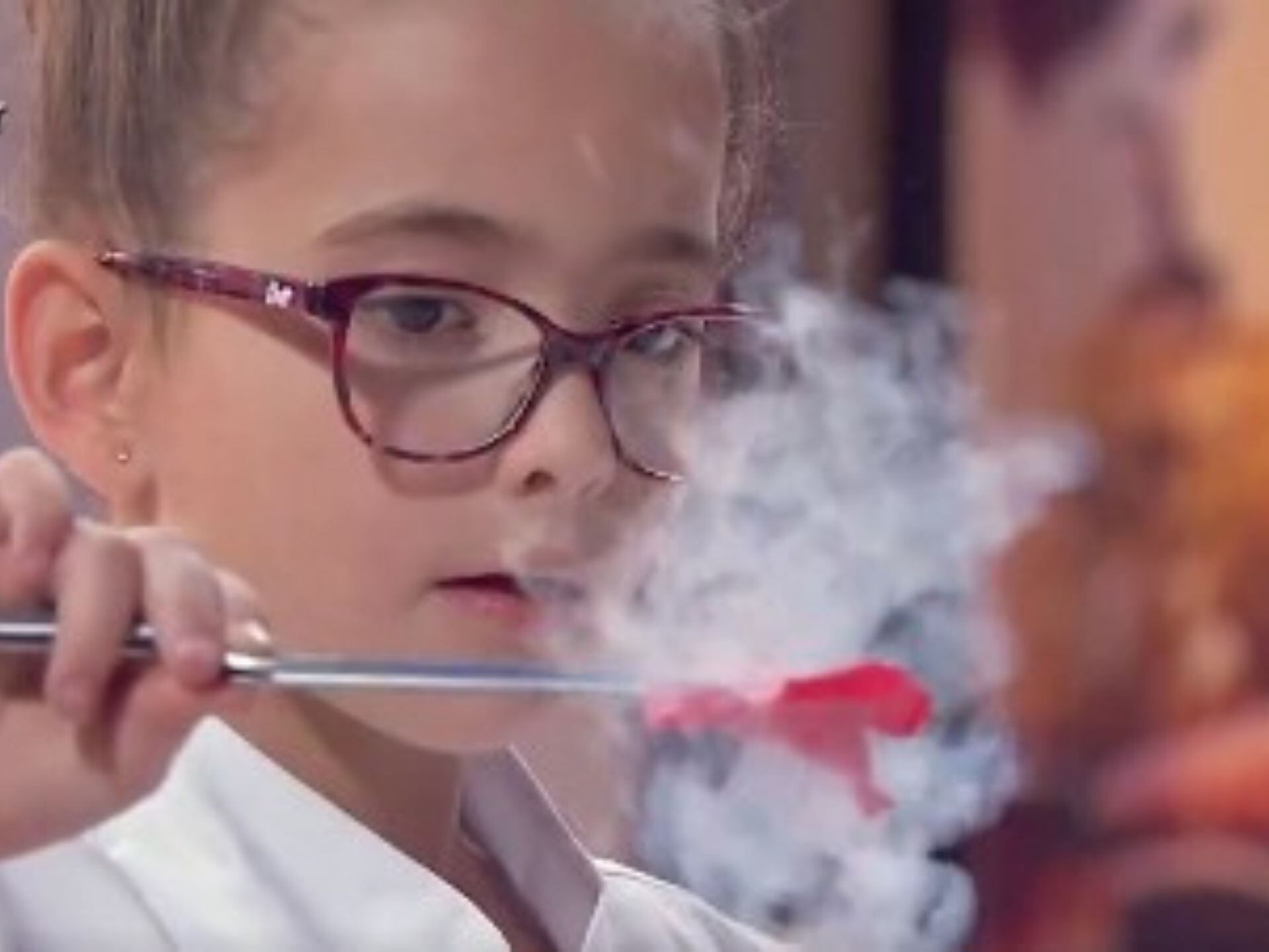 Loreto, la ganadora de Masterchef Junior, en un momento del programa mostrándole al chef Dabiz Muñoz su creación