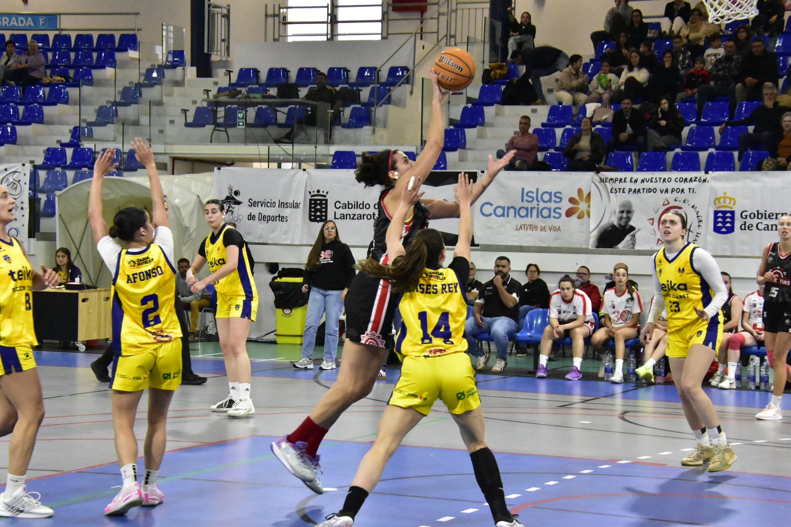 Intento de canasta del CD Magec Tías.