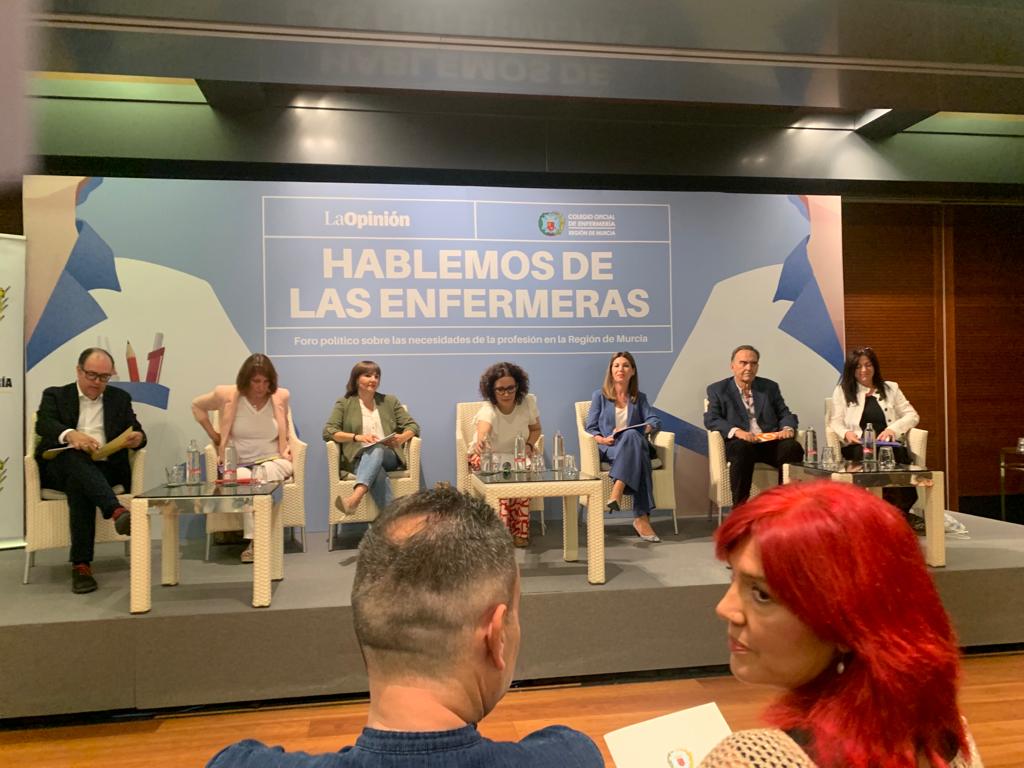 Imagen del encuentro &#039;Hablemos de las enfermeras&#039;, organizado por el COEMUR el 11 de mayo de 2023, en el que la mayoría de partidos políticos firmaron un decálogo de compromisos de mejora con las enfermeras de la Región de Murcia.