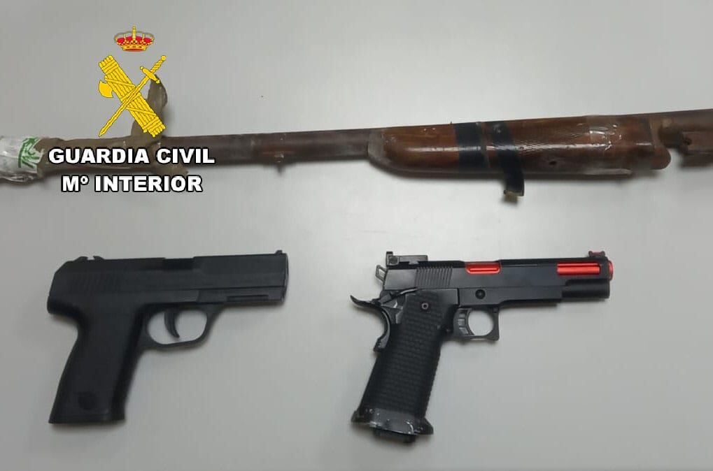 Armas incautadas a los dos detenidos en La Carolina.