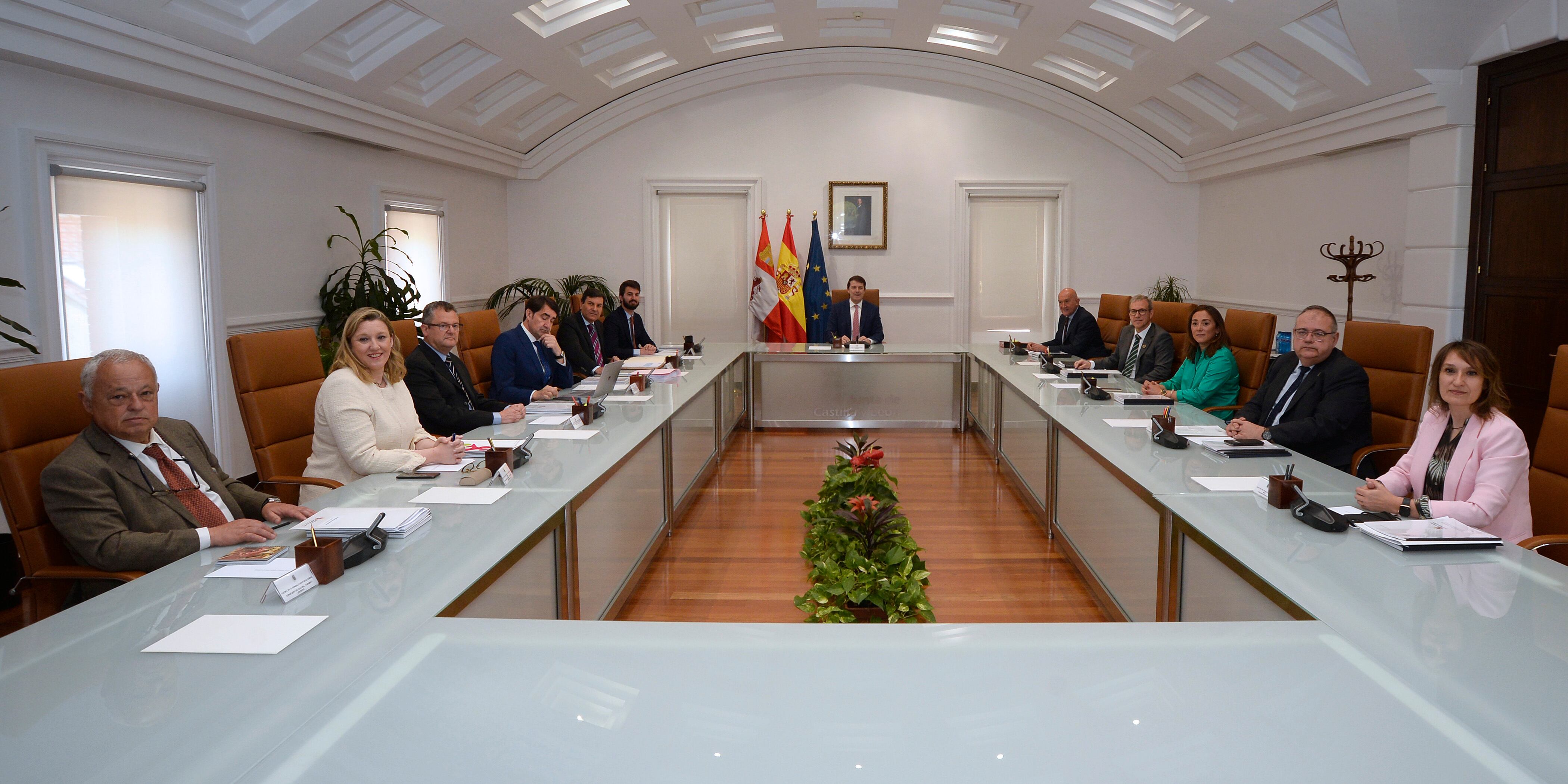 El presidente de la Junta de Castilla y León, Alfonso Fernández Mañueco (c), preside la primera reunión del nuevo Consejo de Gobierno, este jueves, en Valladolid. EFE/ Nacho Gallego