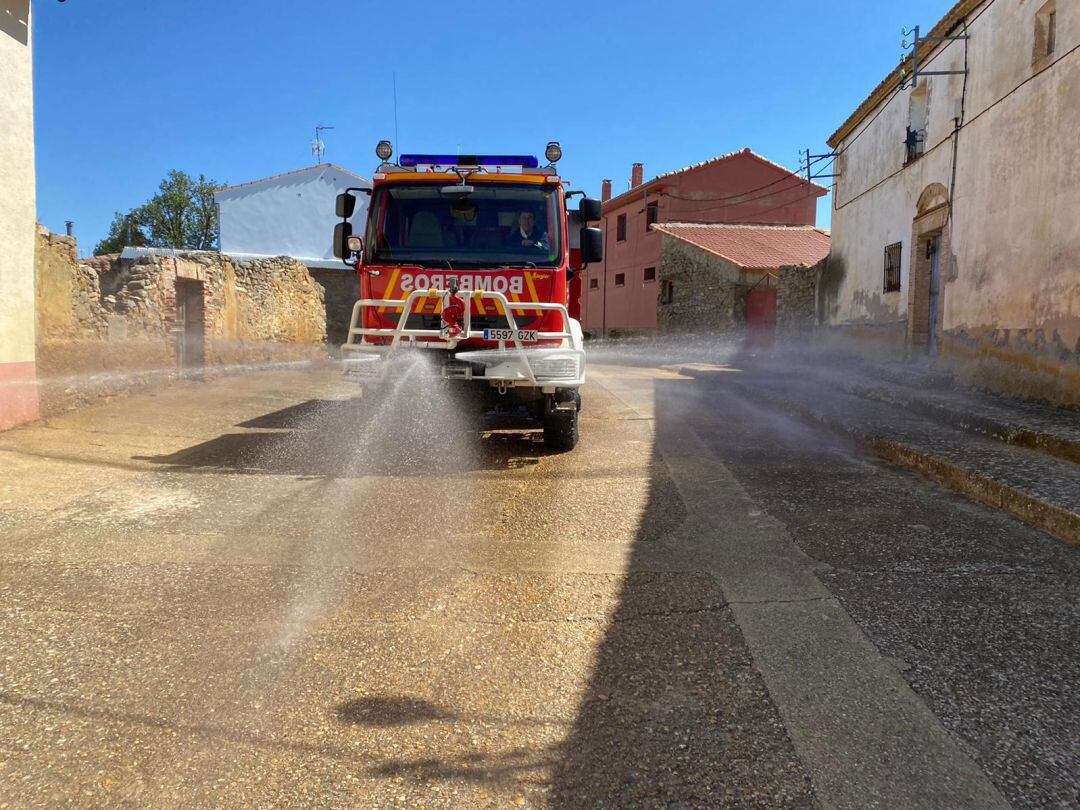 Camión de bomberos en la desinfección para evitar el contagio de Covid 19.