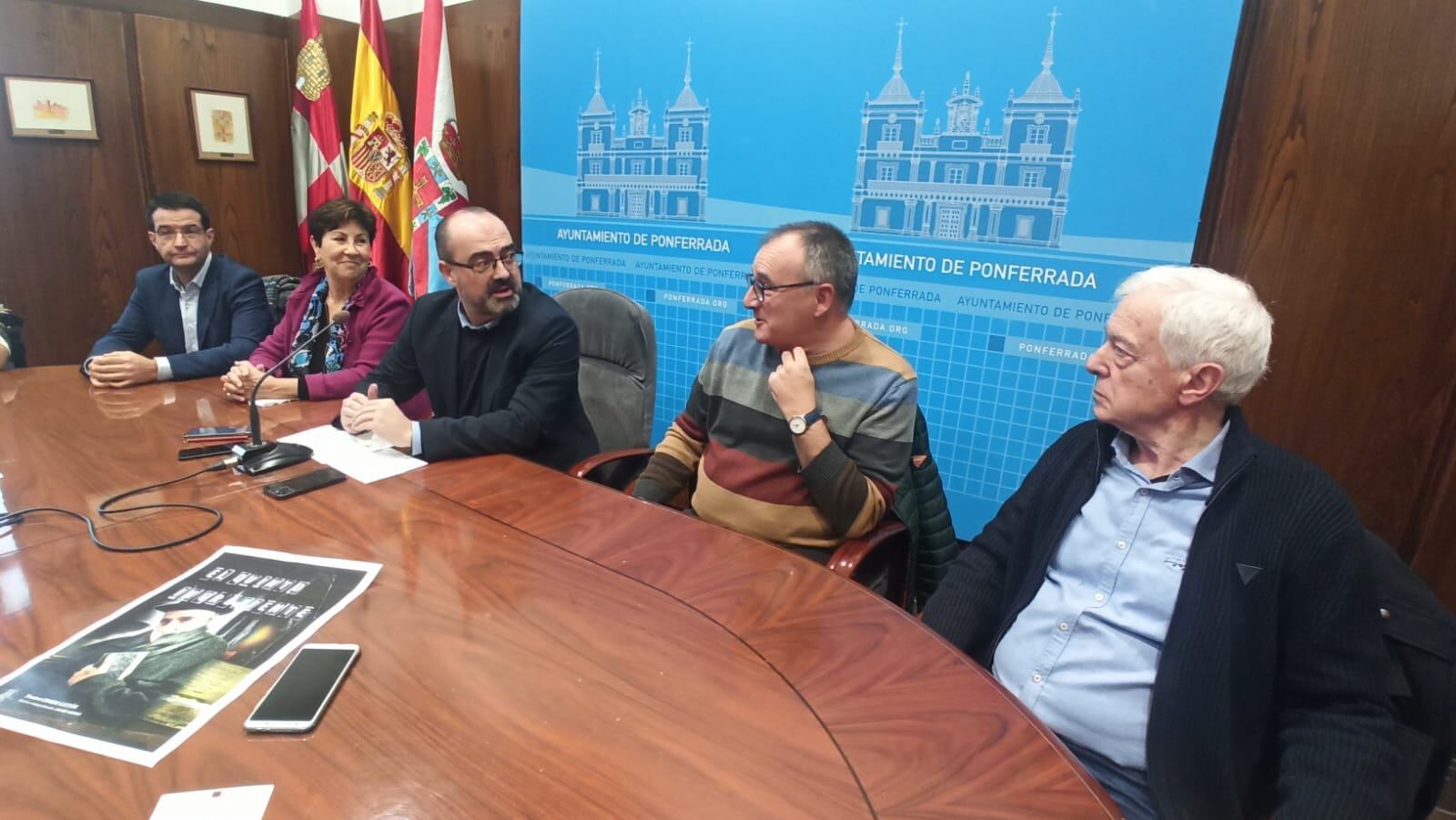 El alcalde de Ponferrada junto al actor Javier Vecino, el pintor Luis Gómez Domingo así como la presidenta de la comisión gestora del IEB, Mar Palacio y el director de los museos de Ponferrada, Javier García Bueso