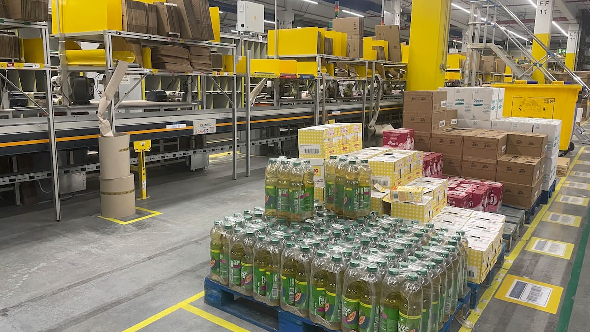 Sis paquets per segon: Entrem al centre logístic d'Amazon al Prat