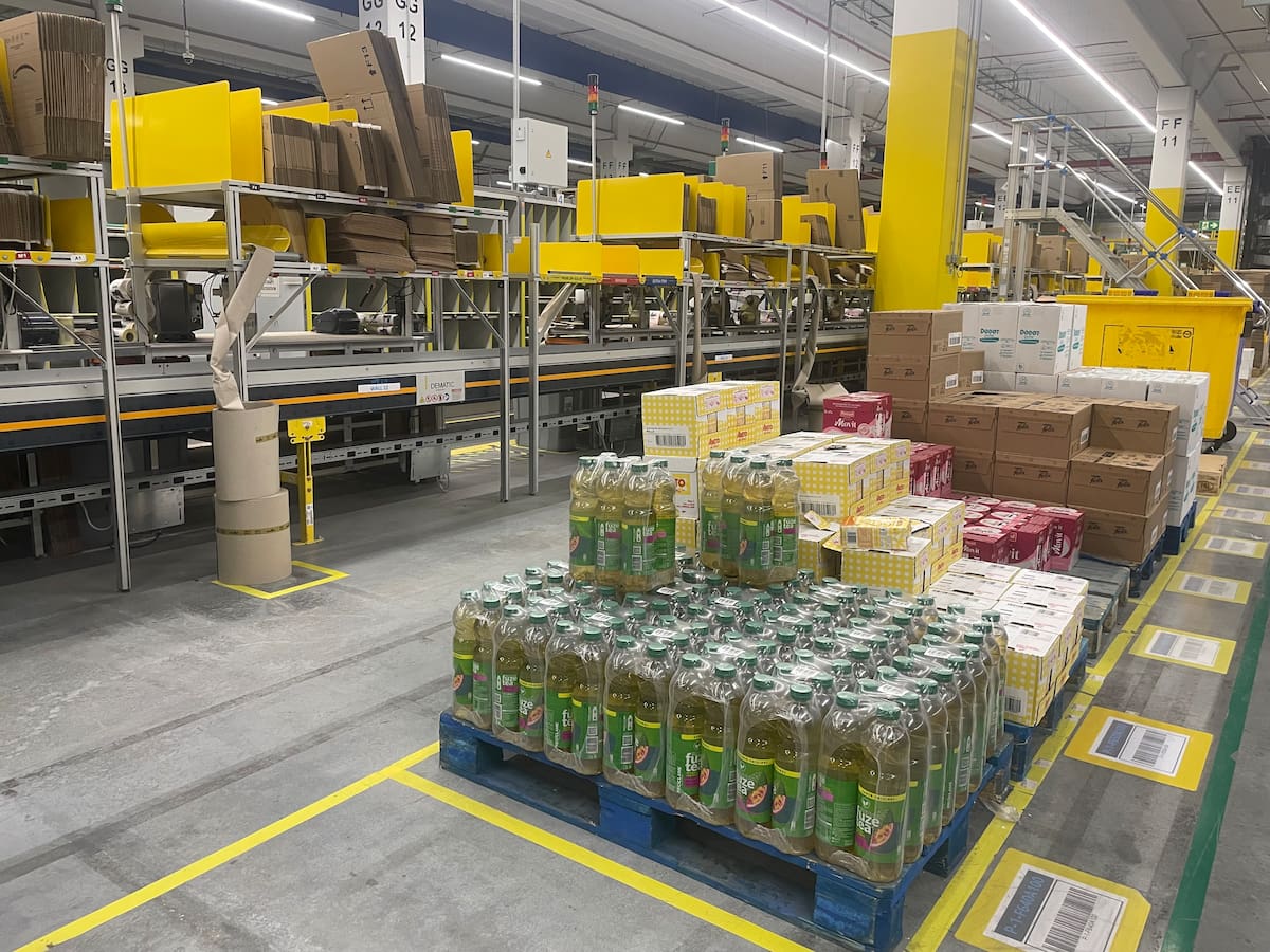 Sis paquets per segon: entrem al centre logístic d'Amazon al Prat