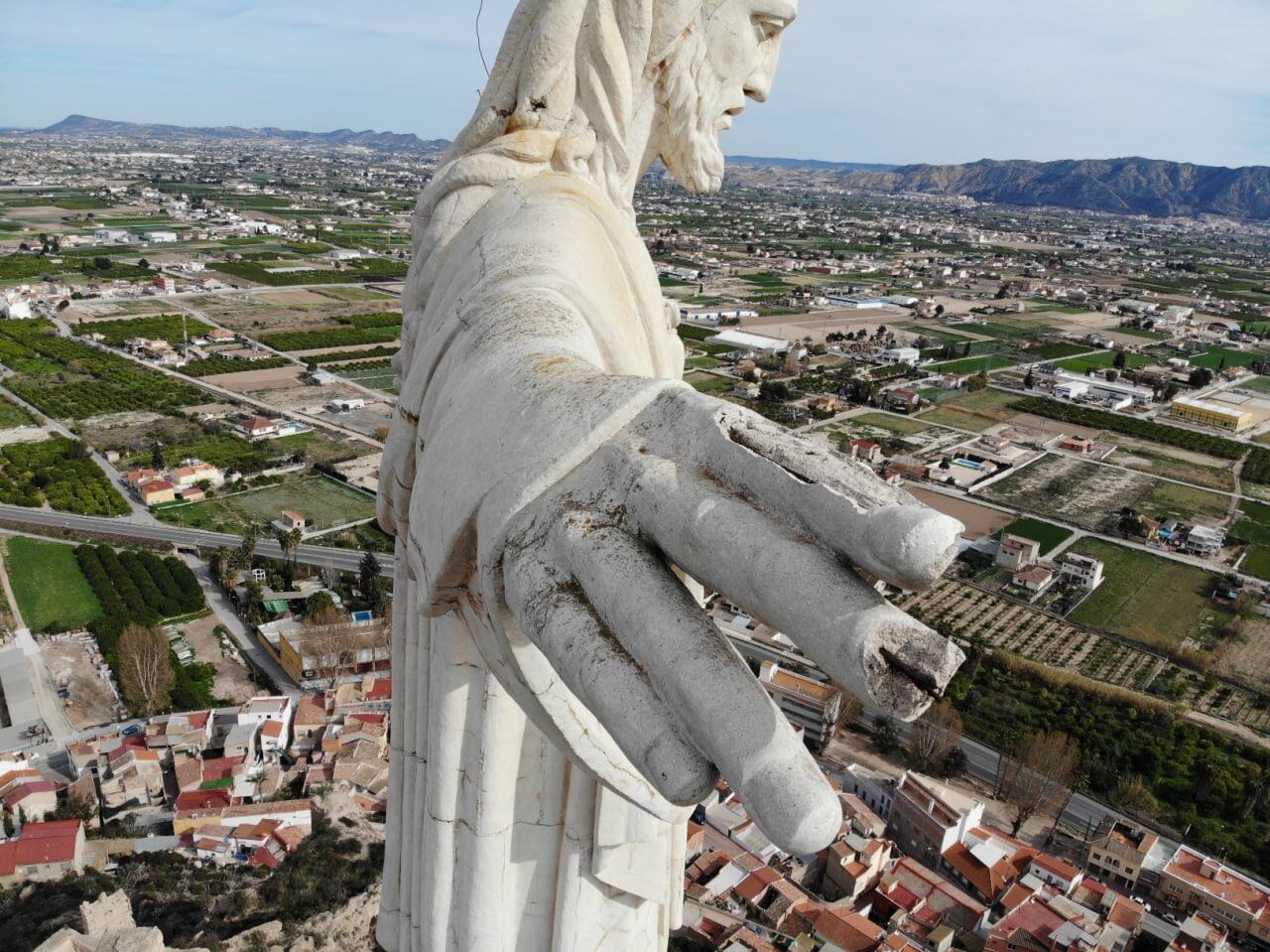 Vista de los desprendimientos en los dedos del Cristo de Monteagudo