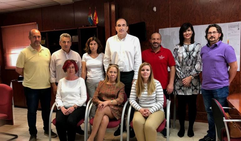 El alcalde César de la Serna (centro) junto a los representantes de las entidades y clubes que desarrollarán los Campus de Verano