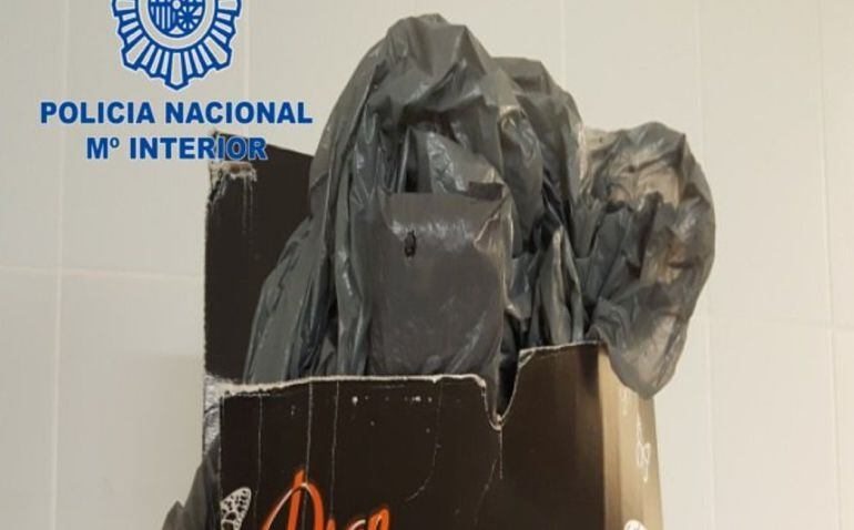 El detenido ocultaba su móvil en una bolsa de plástico