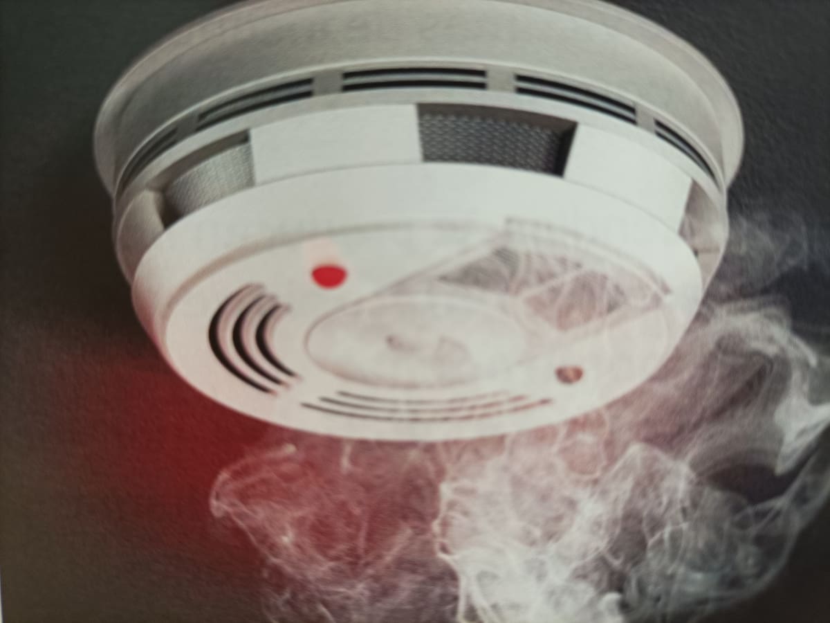 La campaña 'Pon un detector en tu vida' instalará gratuitamente detectores de humo en 330 viviendas de Oviedo