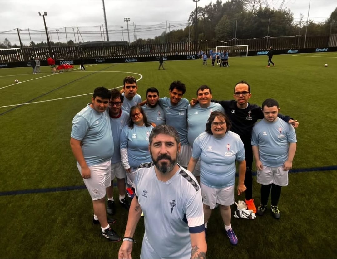 Juan Varela e as súas xogadoras e xogadores tras acadar o subcampeonato ligueiro.