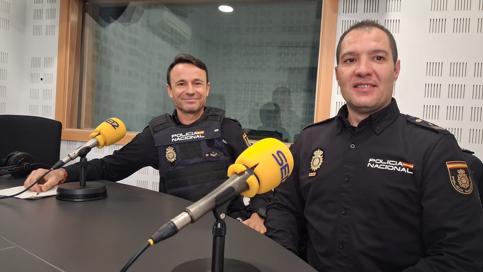 Pepe Rodrigo y David Fabián, agentes de Participación Ciudadana en la comisaría de Policía Nacional de Fuenlabrada