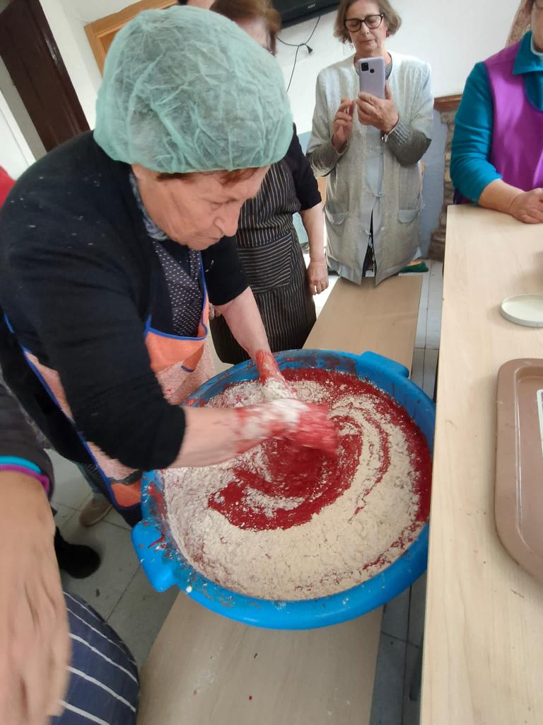 Las mujeres de Bárcabo recuperan la tradición de la elaboración de tortetas