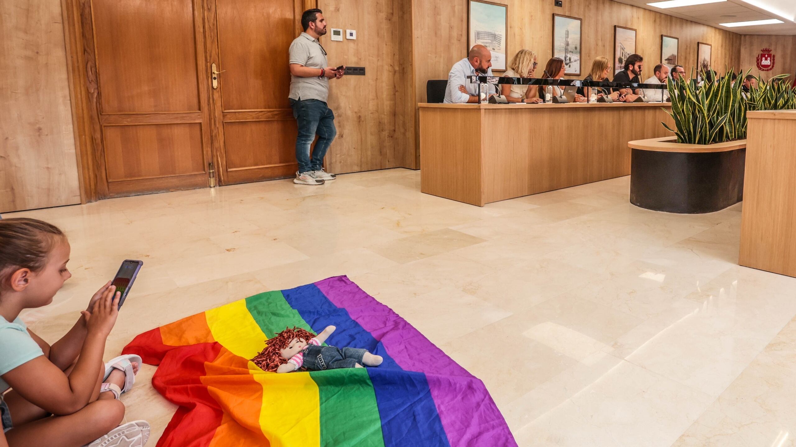 La bandera arcoíris ha estado presente en la sesión plenaria