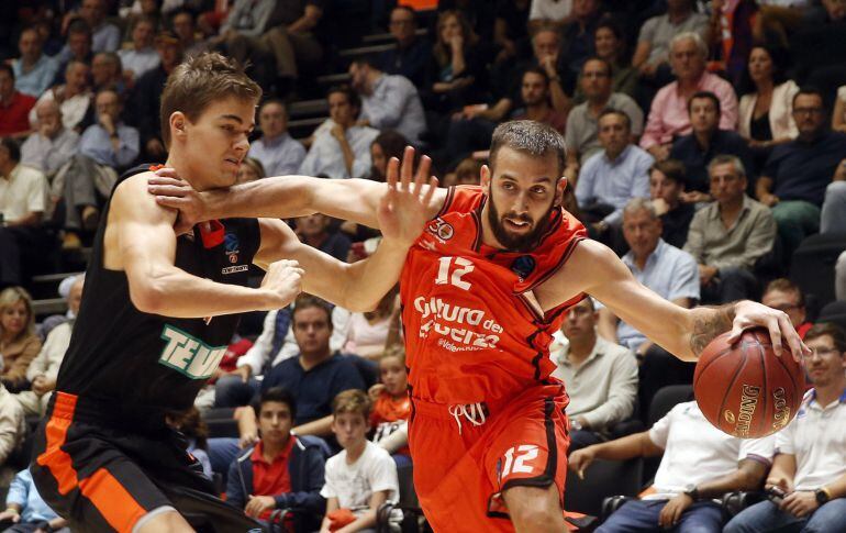 GRA314. VALENCIA, 12102016.- El alero del Valencia Basket, Vladimir Jankovic, trat de vencer la oposición del alero del Ratiopharm Ulm, Joschka Ferner, durante el partido de la fase de grupos de la Eurocopa que disputan esta noche en el pabellón Fuente Sa