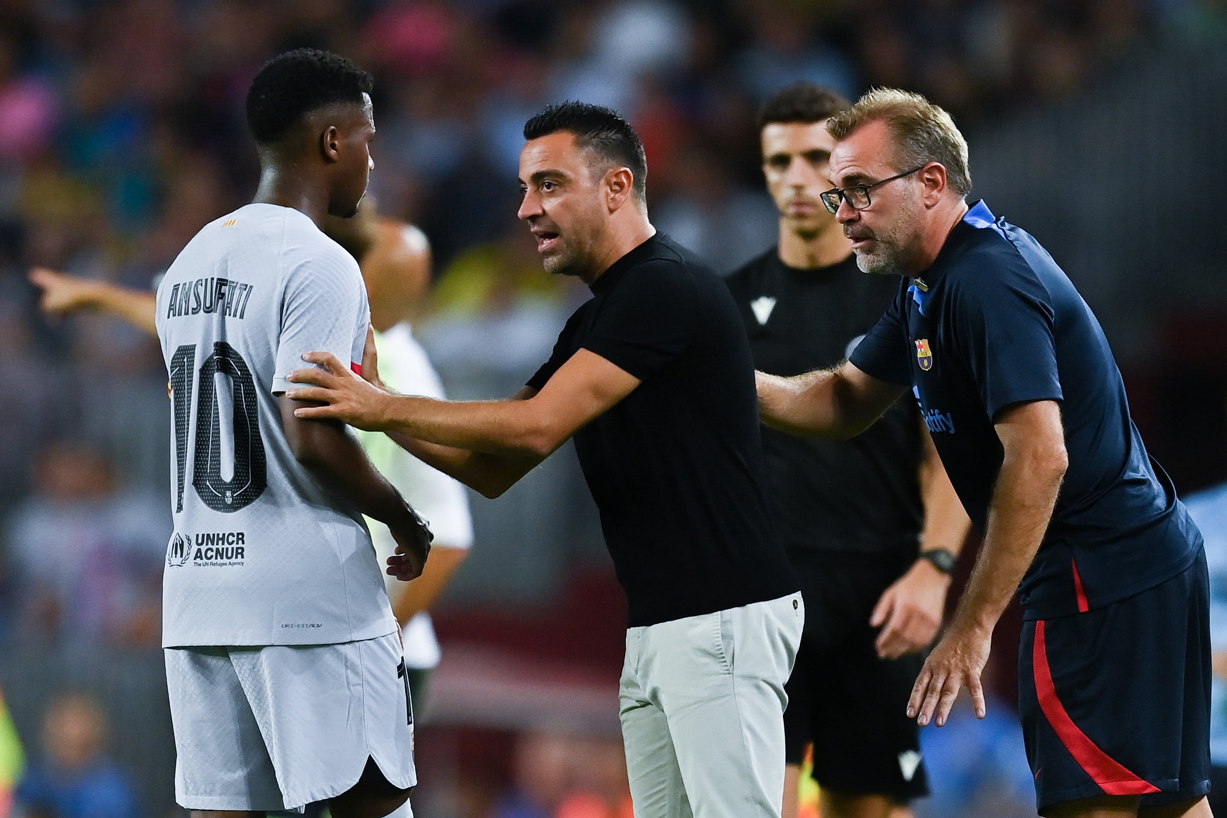 Xavi recibe órdenes de Xavi Hernández y de Óscar Hernández durante el partido amistoso entre el FC Barcelona y el Manchester City