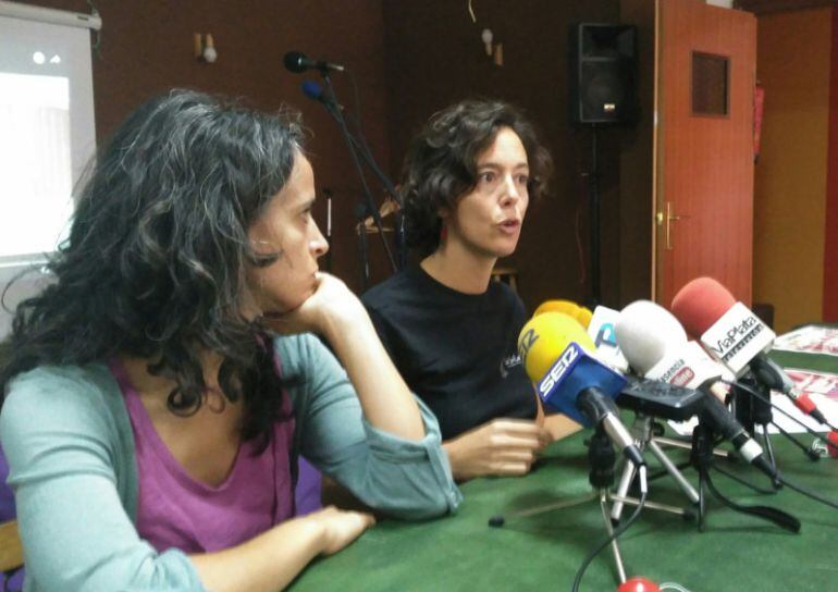María Briz y María Marcelino, integrantes del Colectivo "Las Sin Carpa" durante la presentación de su X aniversario