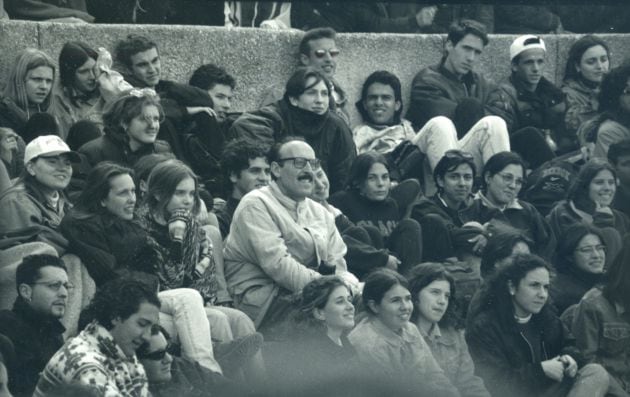 Aurelio Bermejo en el centro de un grupo de alumnos durante una representación teatral en Segóbriga en 1986.