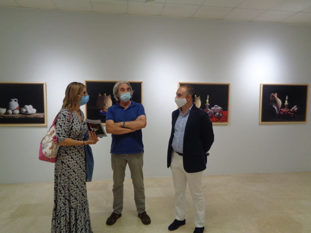 &#039;Sacris&#039; enseña la exposición a la alcaldesa, Raquel González, y al concejal de Cultura, Emilio Berzosa