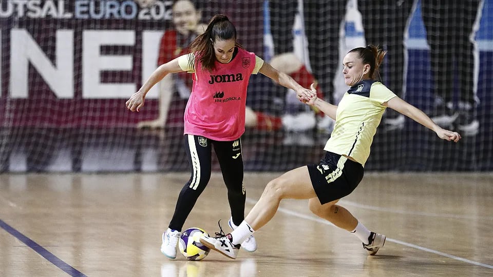 Mayte Mateo, a la derecha, durante un entrenamiento con España en una foto de archivo