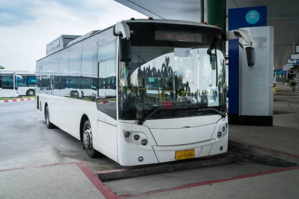 Un autobús en servicio de Voy y Vengo es apedreado por varios desconocidos