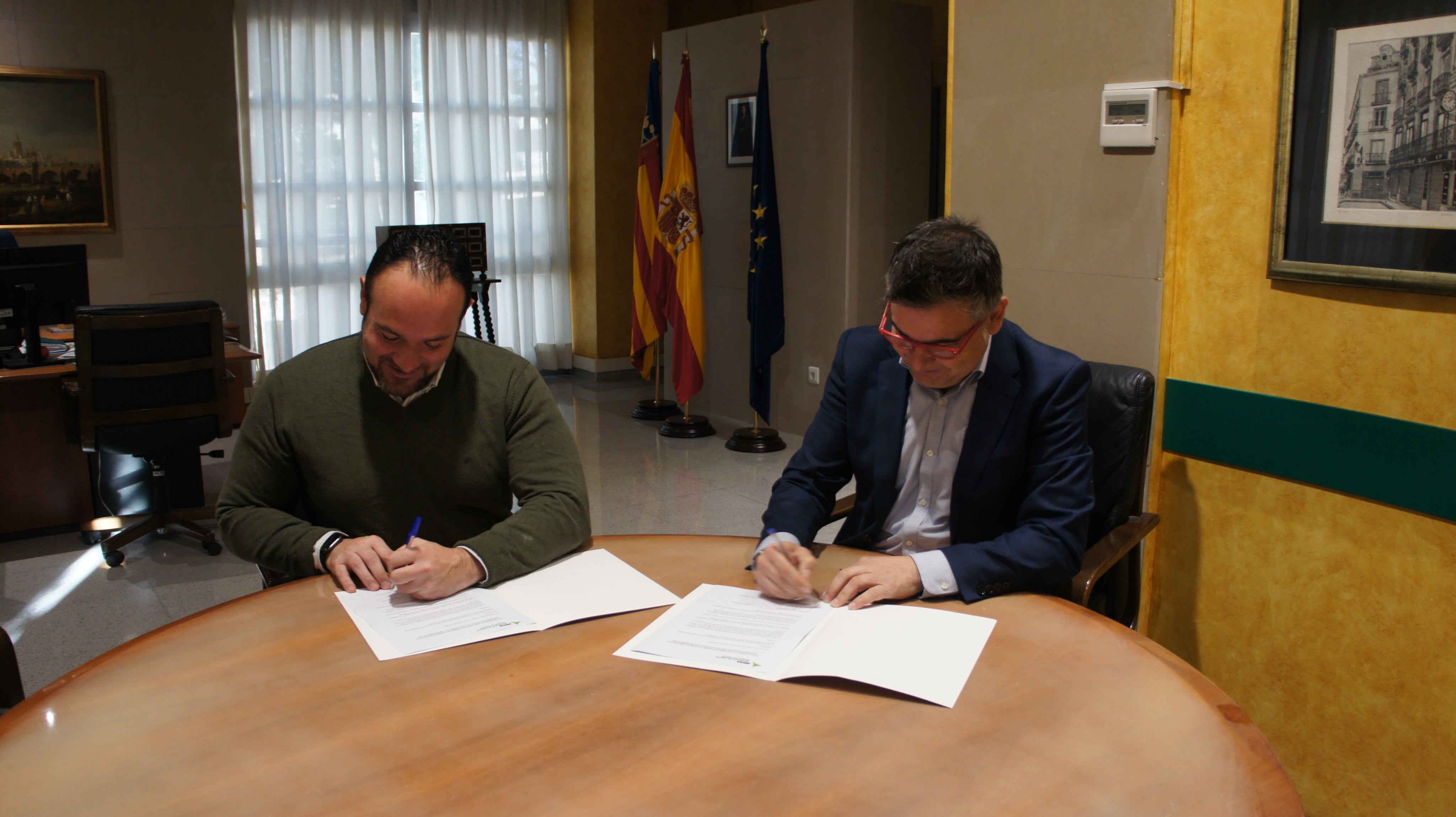 El director del aeropuerto de Manises, Antonio García Aparicio, y el alcalde de la localidad, Javier Mansilla Bermejo