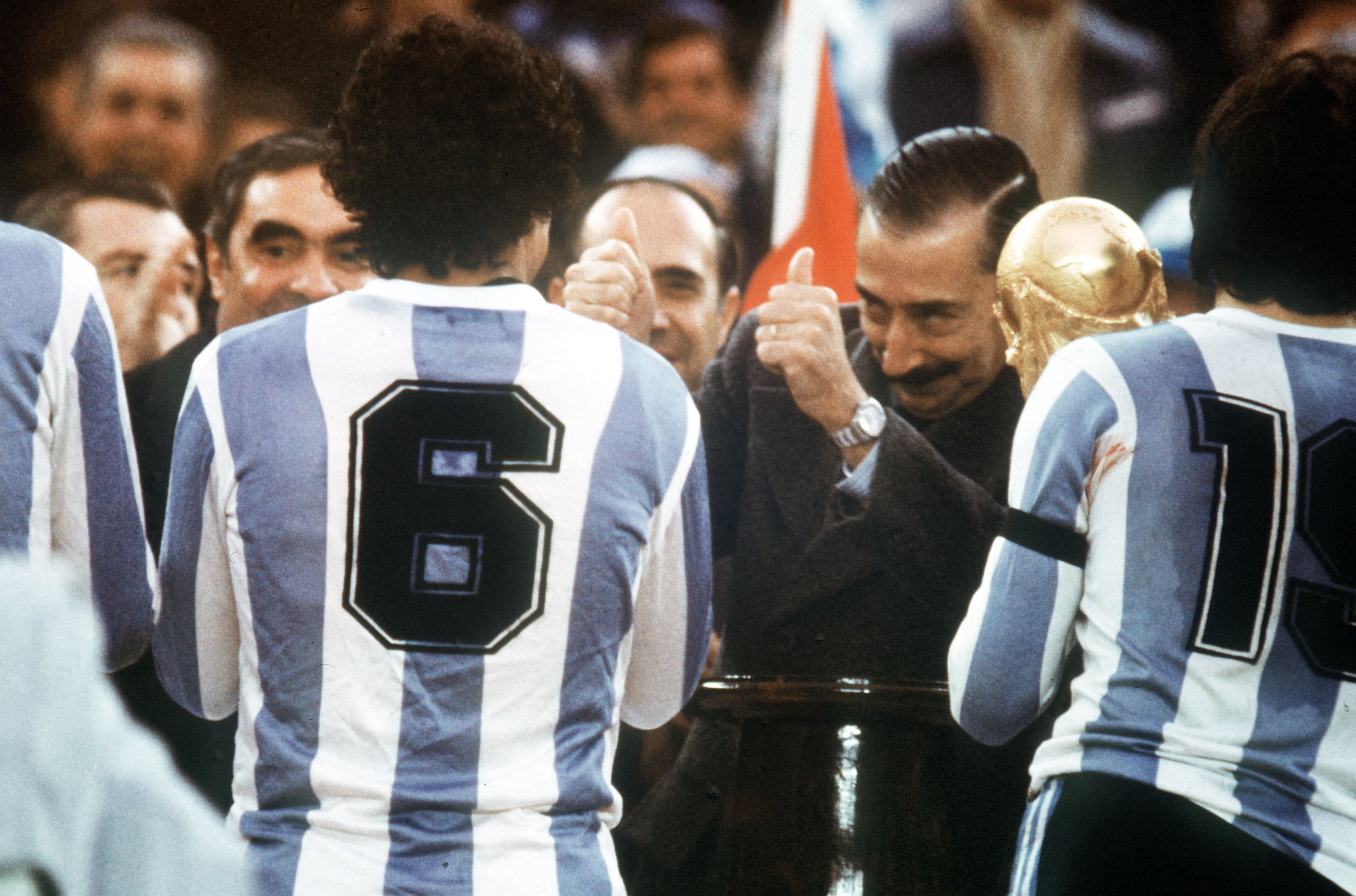 Jorge Videla alza el pulgar antes de entregar la Copa del Mundo a Argentina en 1978.