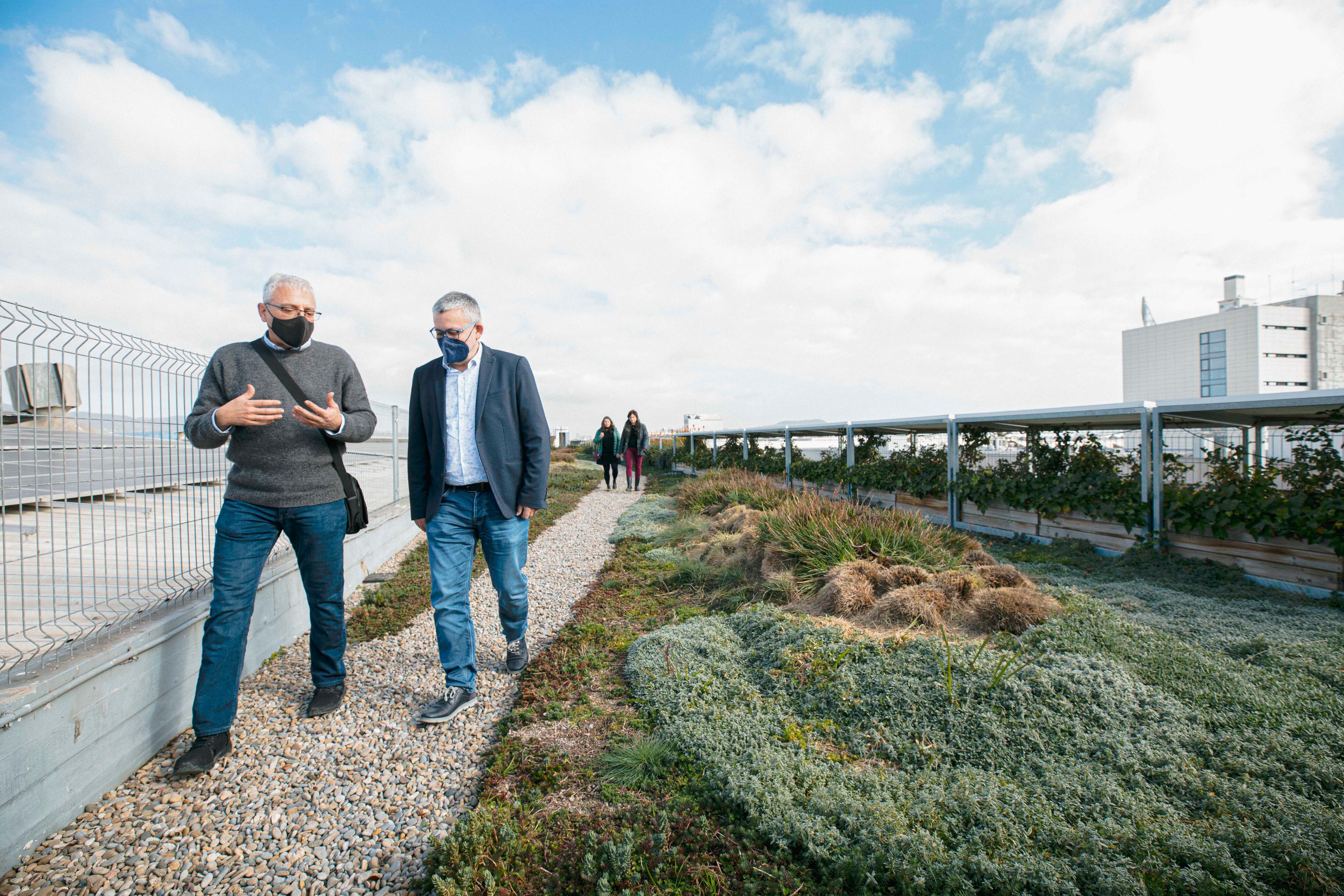 Josep Alandete, vicealcalde de Gandia,  visita el proyecto de jardines en terrazas de Barcelona