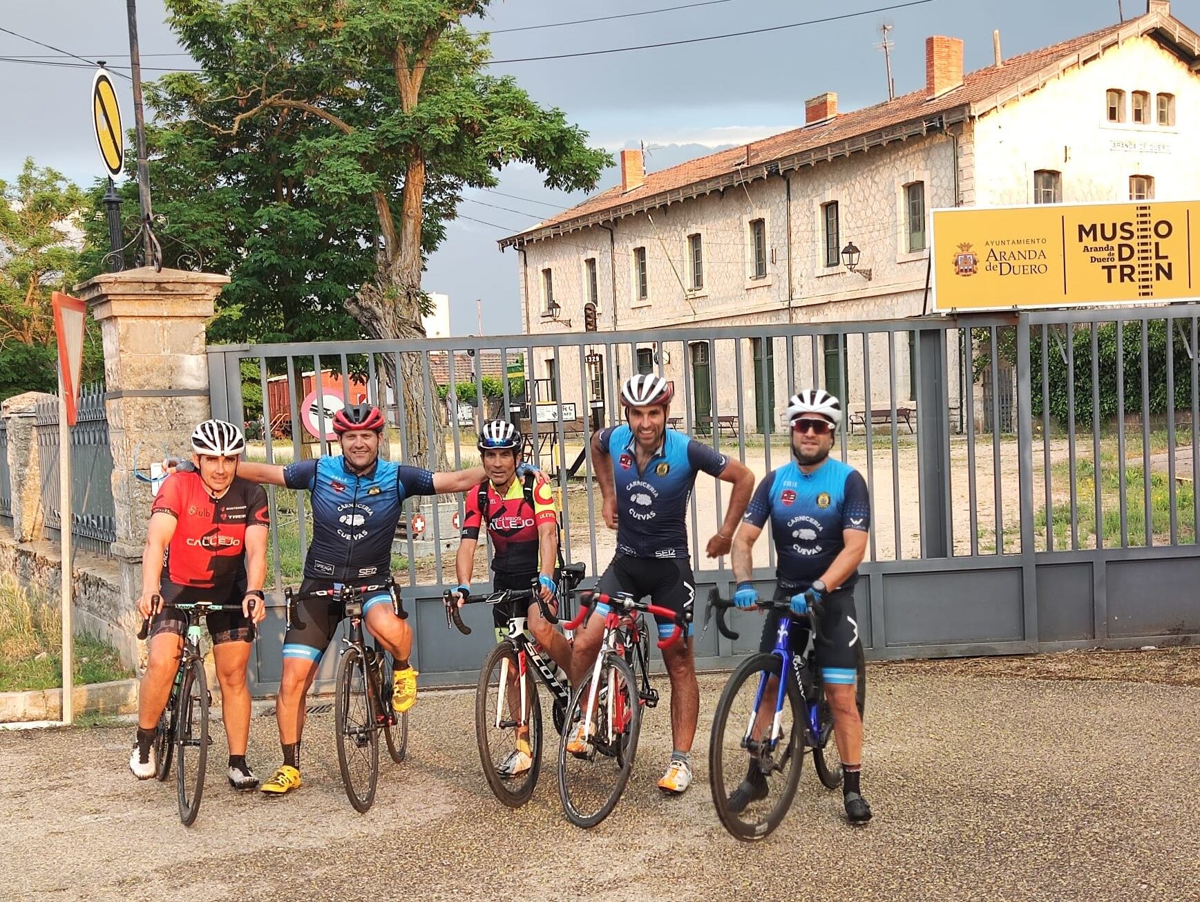 El grupo de cicloturistas, a su llegada a la Estación Chelva de Aranda de Duero