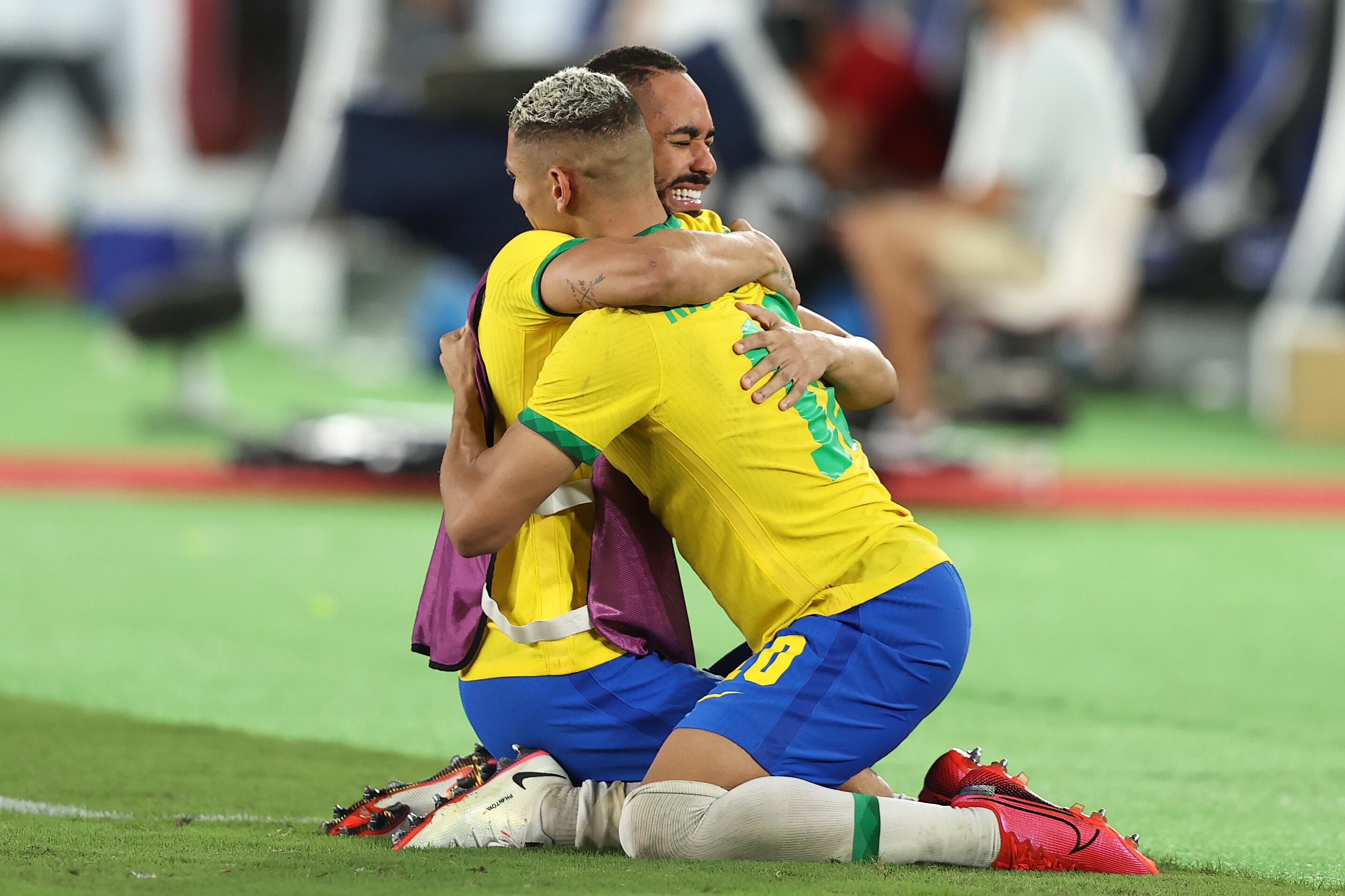 Matheus Cunha y Richarlison se abrazan.