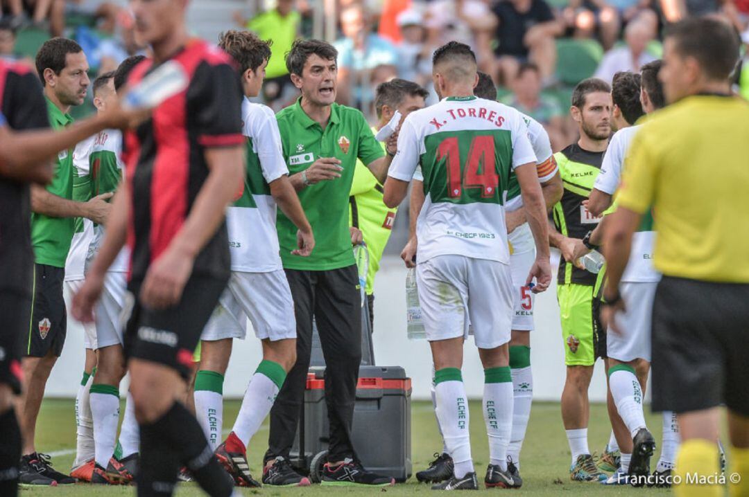 Pacheta habla con los jugadores en un partido en el Martínez Valero