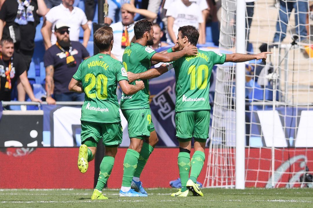 Monreal, Willian José y Oyarzabal celebran uno de los goles realistas en Cornellá