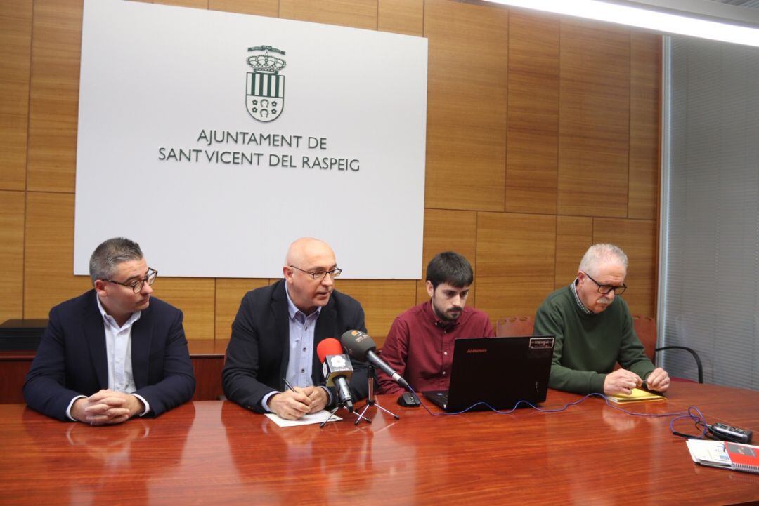 José Luis Lorenzo y Jesús Villar, a la izquierda, en una rueda de prensa en la sala de prensa del consistorio