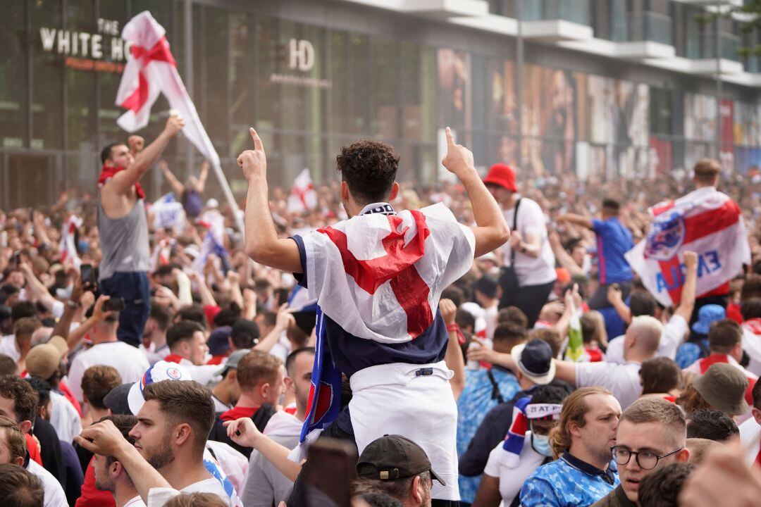 Aficionados ingleses en los aledaños de Wembley. 