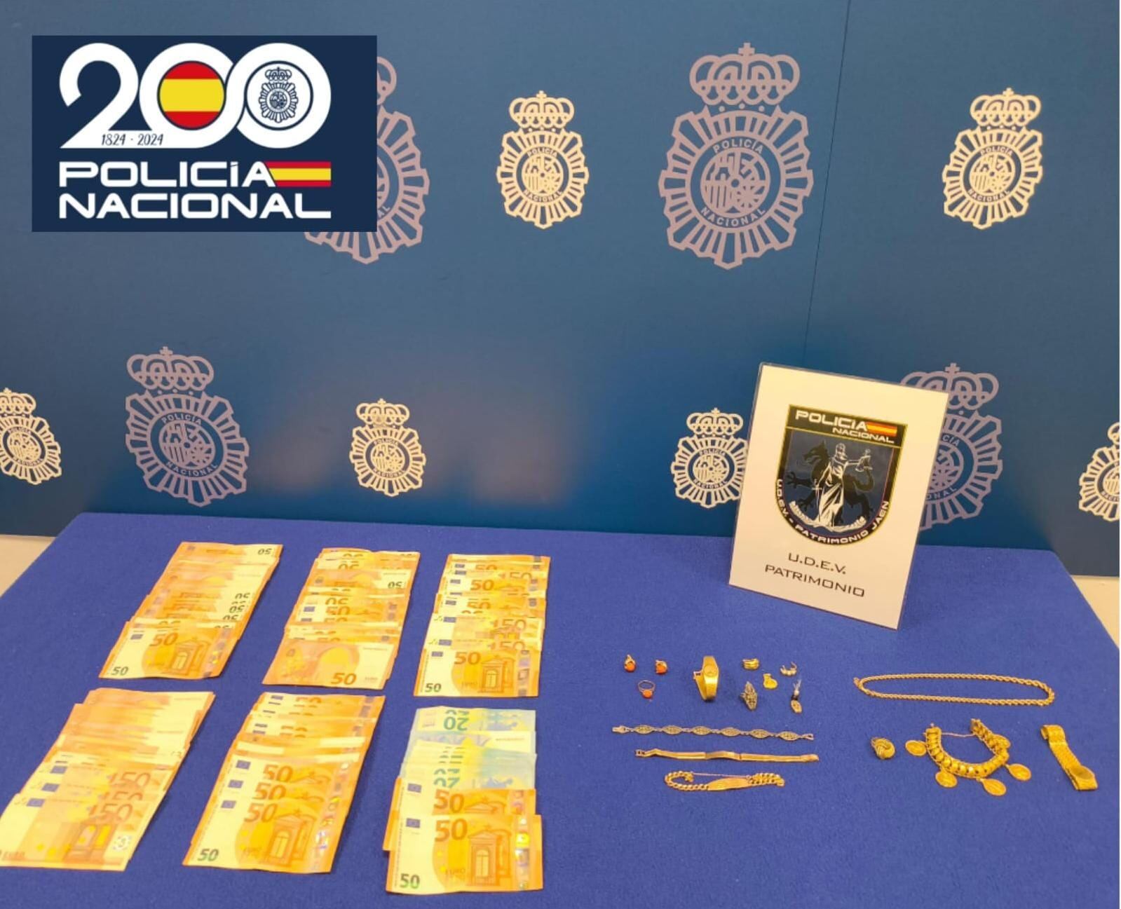 Joyas y dinero recuperado por la Policía Nacional.