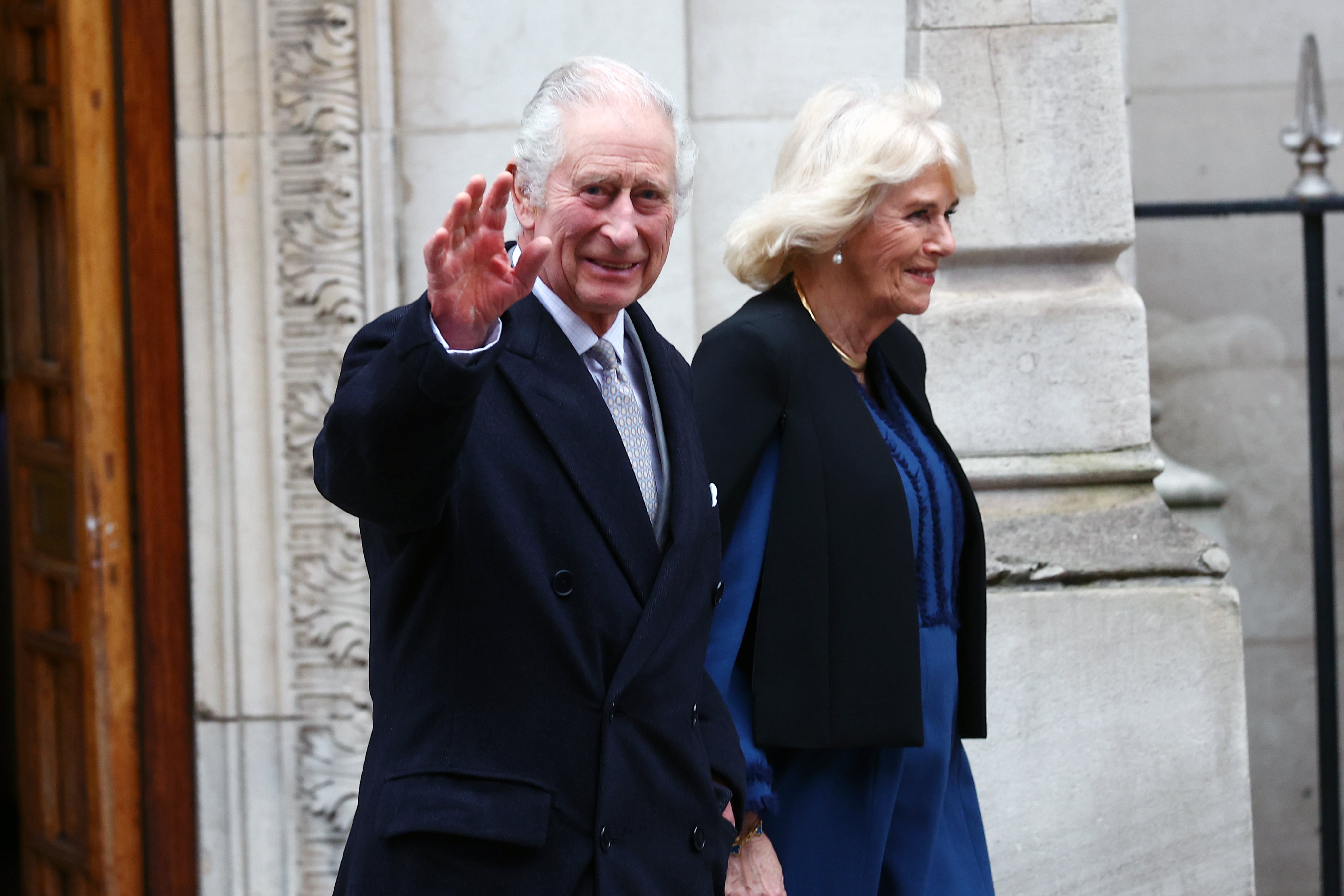 El rey Carlos III de Inglaterra sale del hospital junto a su esposa Camila en Londres