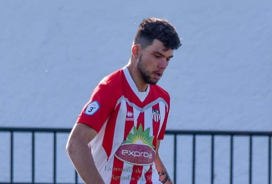 El central salmantino con la camiseta del Azuaga extremeño.