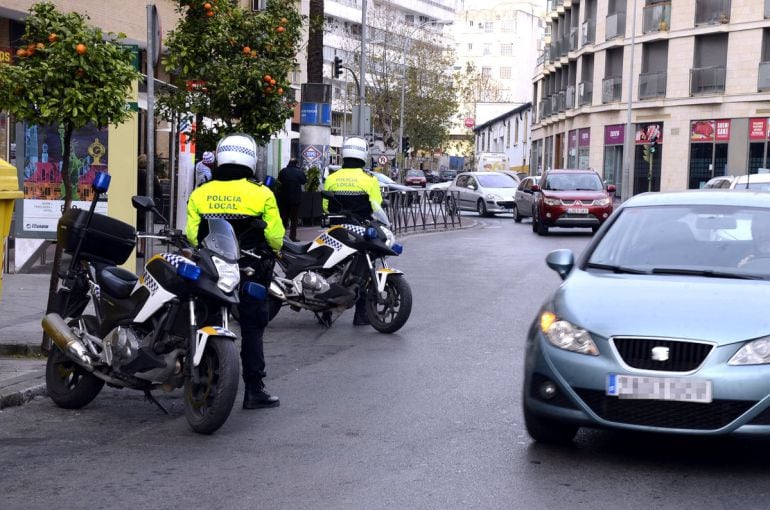 Agentes de la Policía Local durante un control