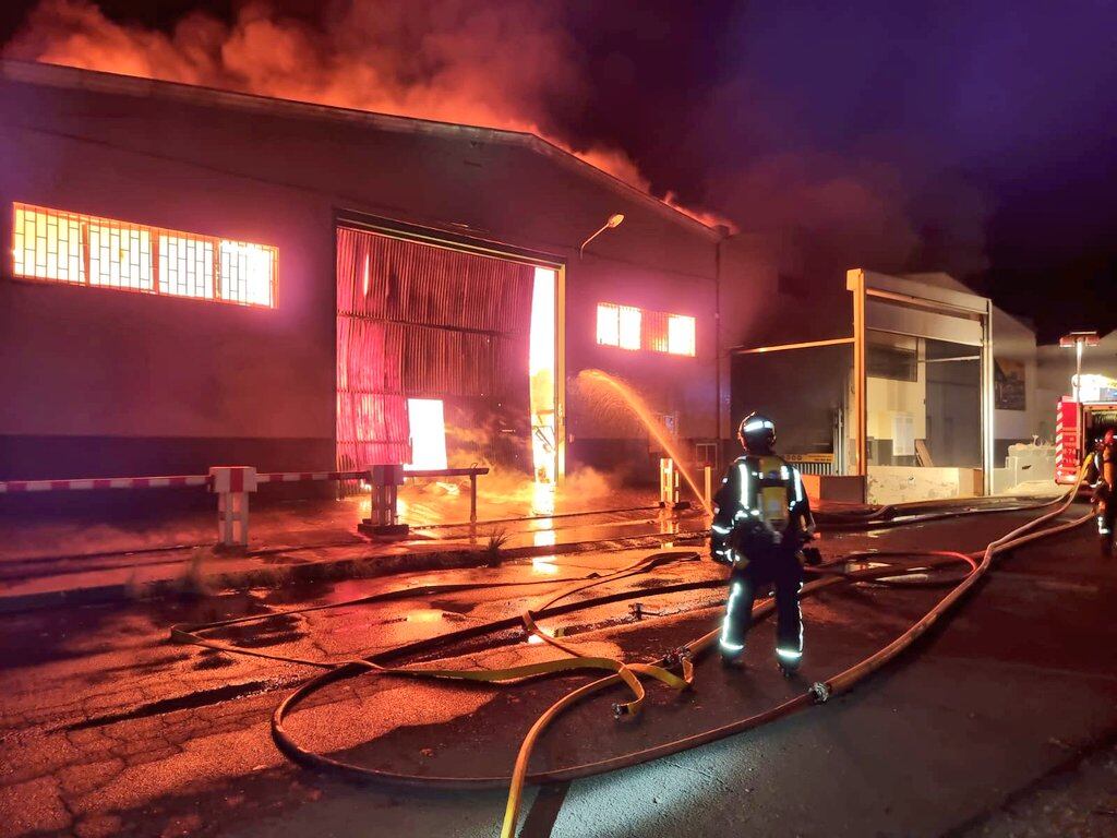 Incendio en una zona industrial de Santa Cruz de Tenerife