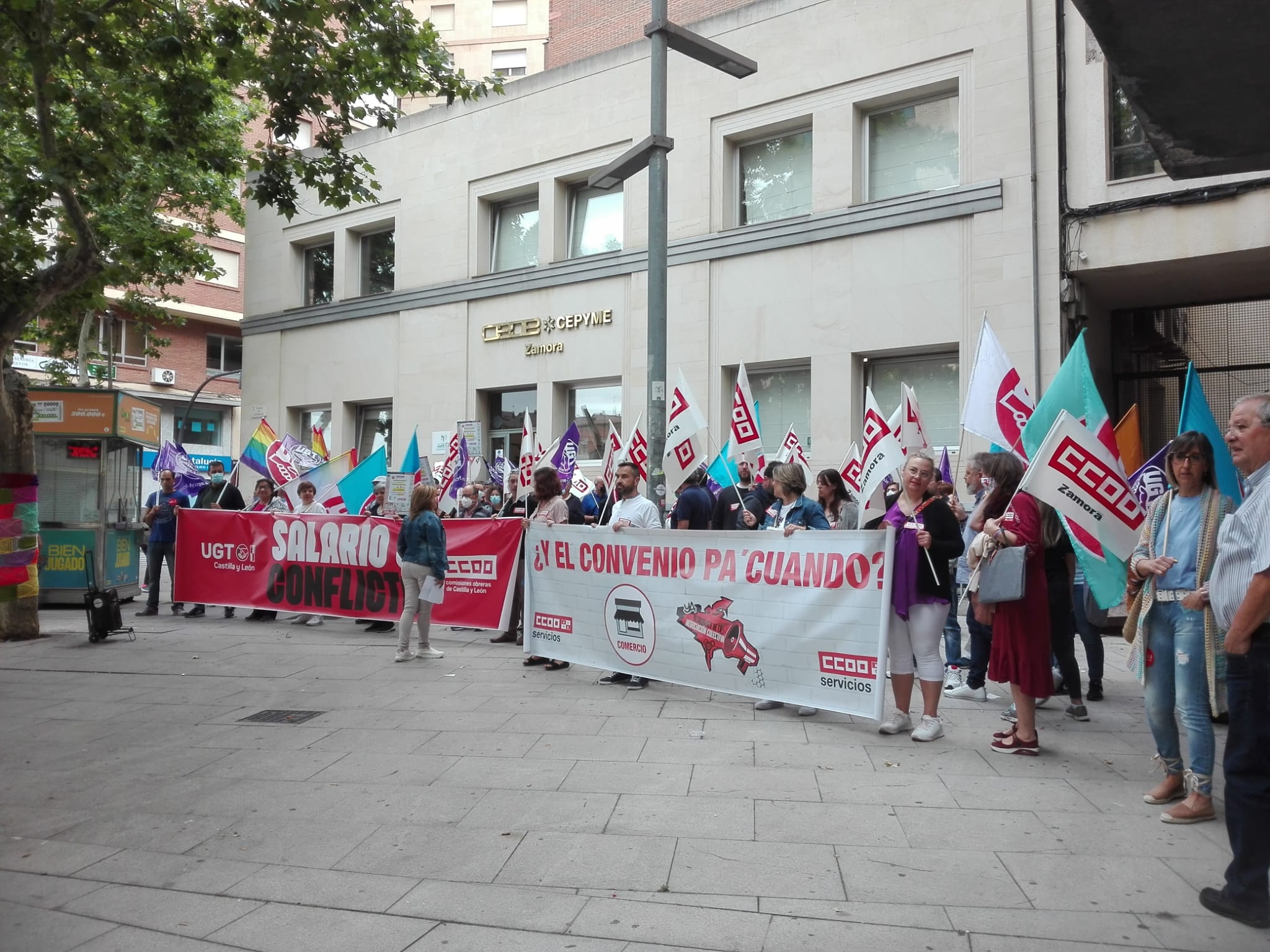 Concentración sindical frente a la sede de la CEOE