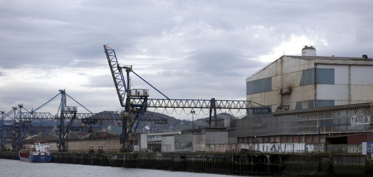 Vista de la planta de Arcelor Mittal en Sestao (Vizcaya). La empresa ha decidido una &quot;parada temporal indefinida&quot; de su planta de Sestao debido a la situación &quot;muy adversa&quot; del mercado del acero.