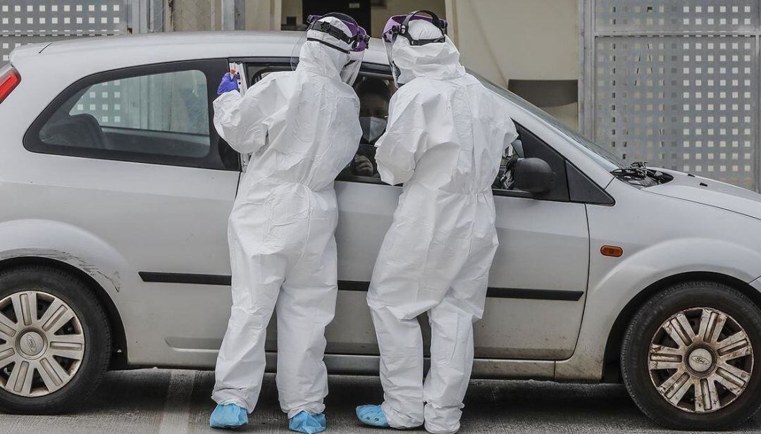 Dos sanitarios realizan una PCR.