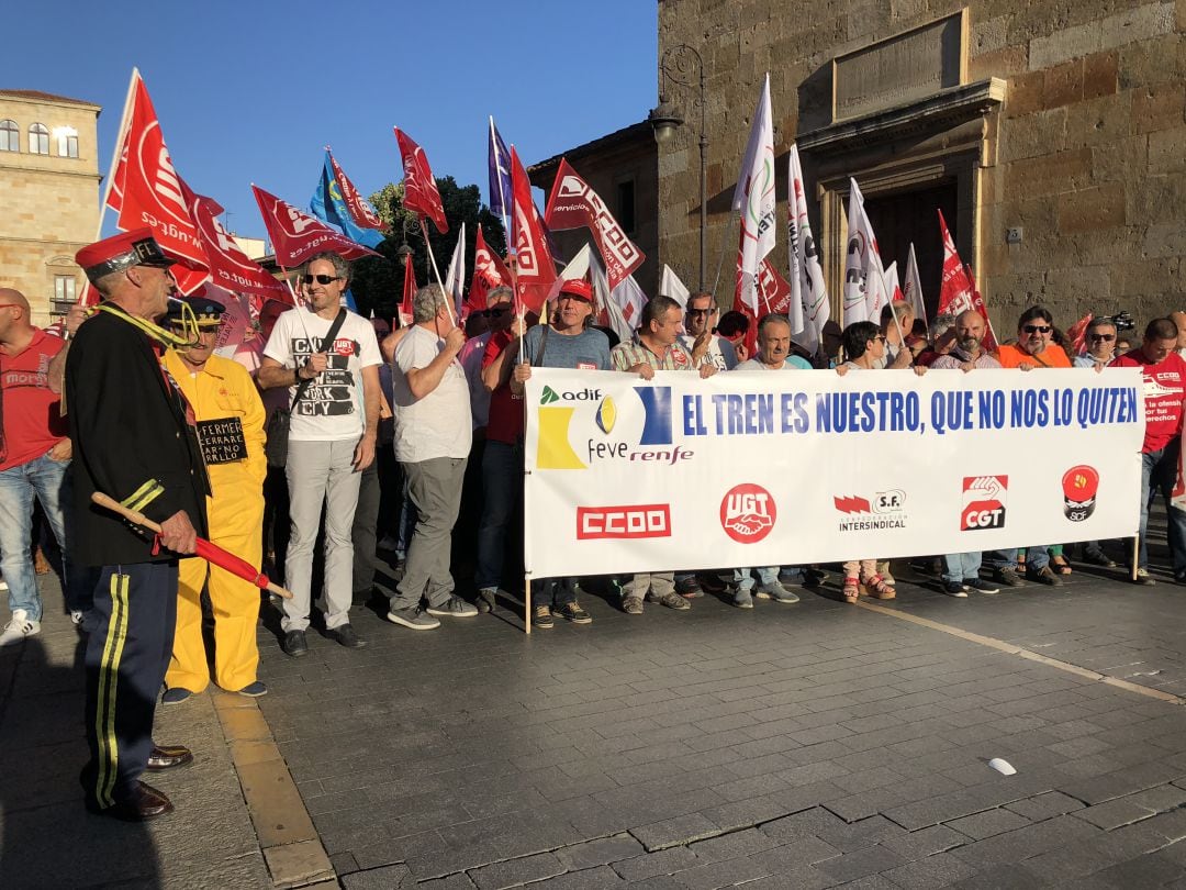 Cabecera de la manifestación en la salida desde la Plaza de San Marcelo