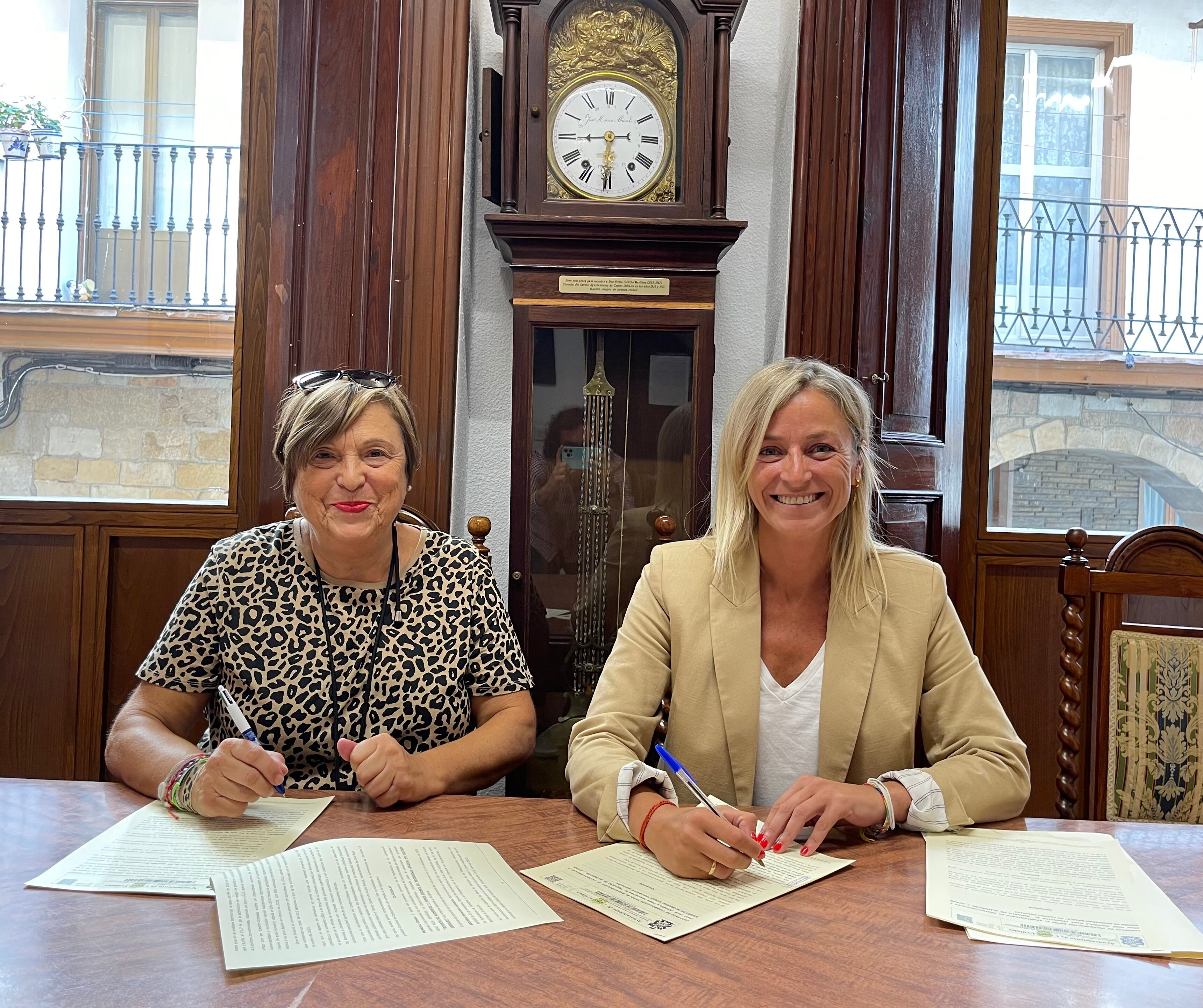 Marisol Sáiz y Susana Herrán firman el convenio en el Ayuntamiento de Castro Urdiales