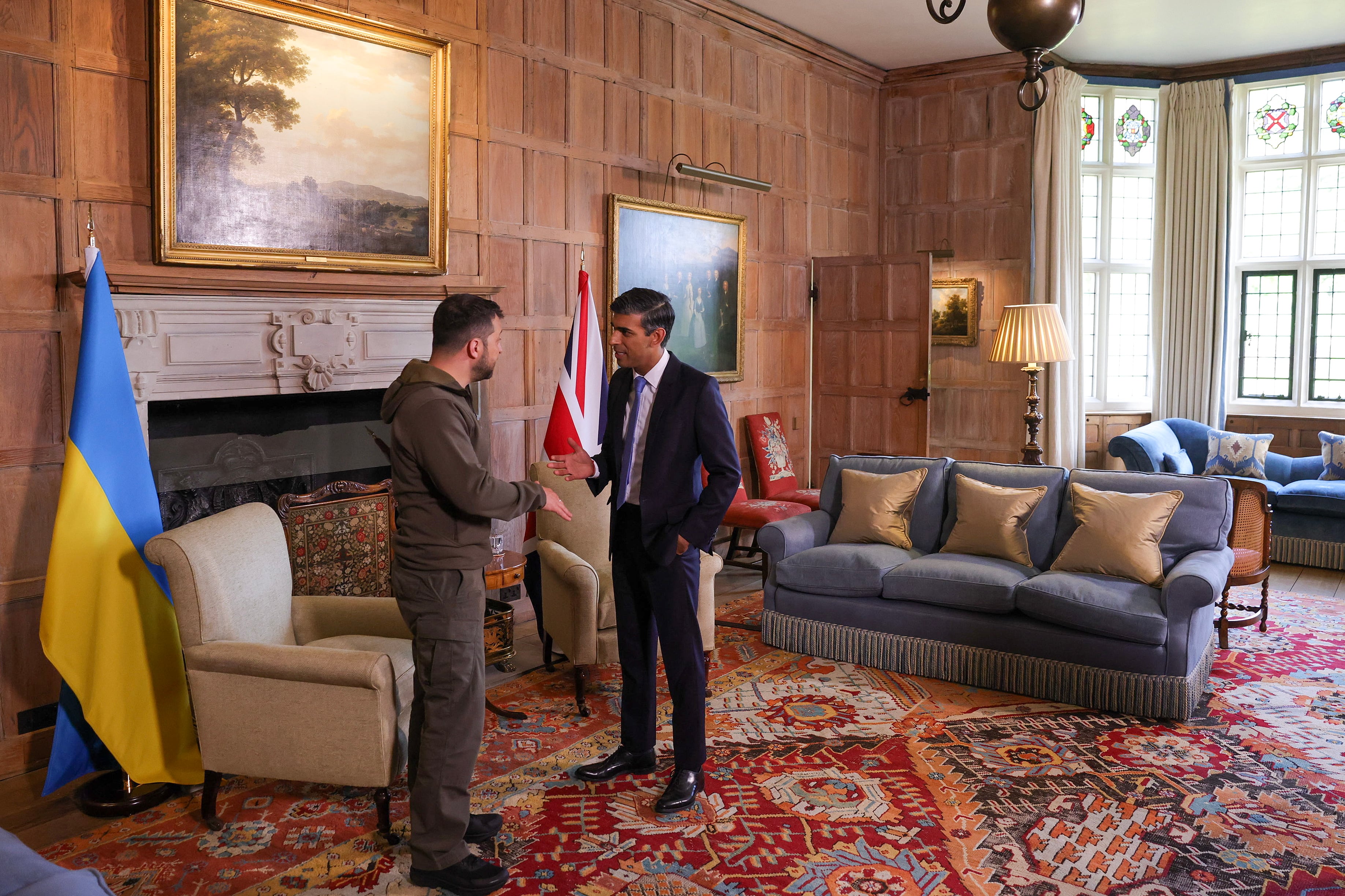 Chequers (United Kingdom), 15/05/2023.- A handout photo made available by the British Prime Minister&#039;s Office No.10 Downing Street shows Britain&#039;s Prime Minister Rishi Sunak (R) with Ukraine&#039;s President Volodymyr Zelensky during a meeting at Chequers, the country house of the Prime Minister in Buckinghamshire, Britain, 15 May 2023. Zelensky is in Britain to discuss &#039;urgent support for Ukraine&#039;. (Ucrania, Reino Unido) EFE/EPA/SIMON DAWSON/NO 10 DOWNING STREET HANDOUT -- MANDATORY CREDIT: CROWN COPYRIGHT -- HANDOUT EDITORIAL USE ONLY/NO SALES
