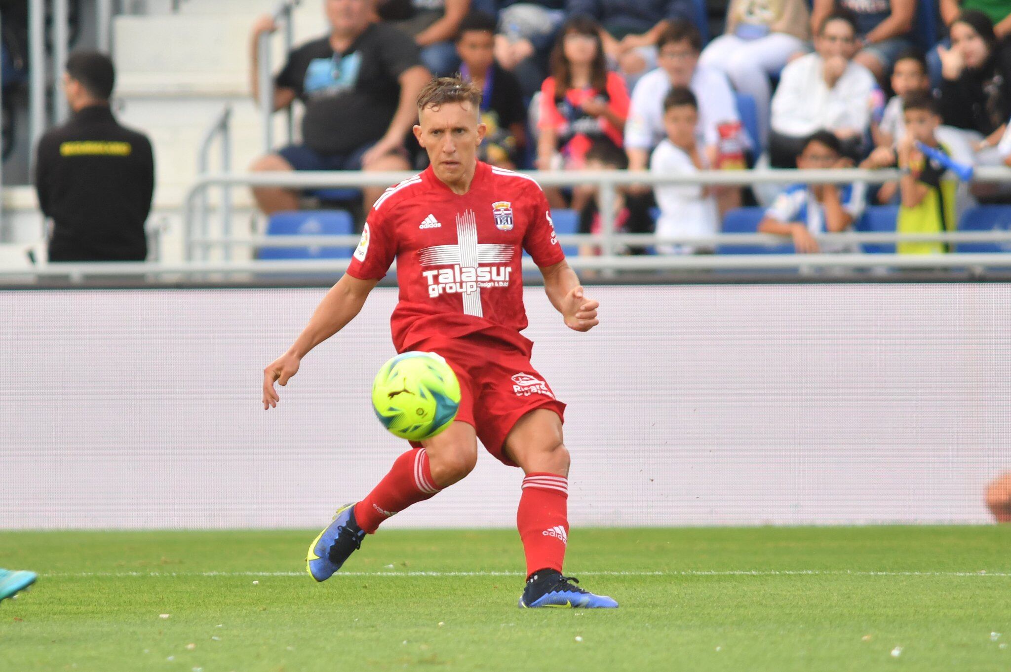 De Blasis golpea el balón en la última jornada de liga