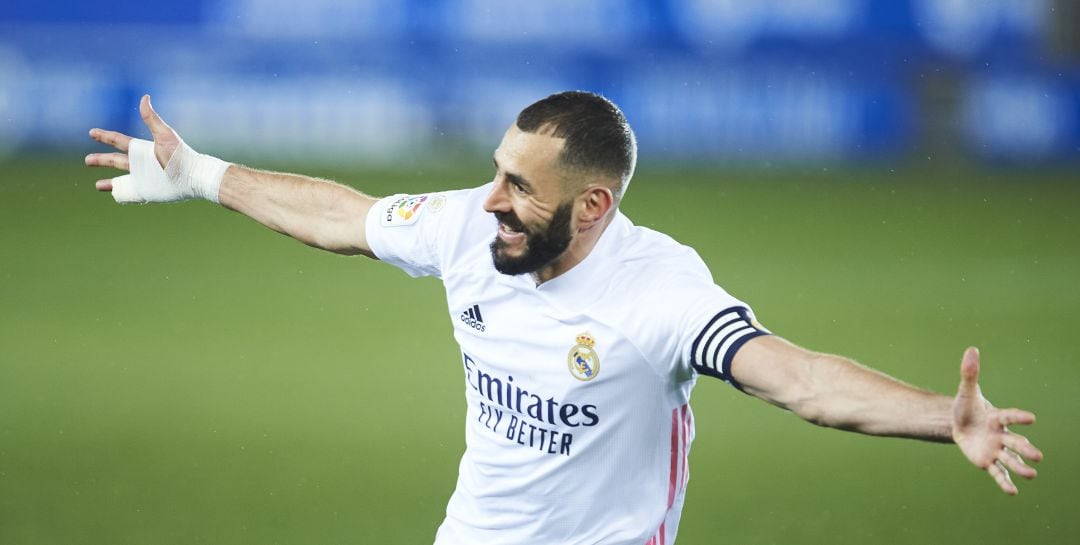 Karim Benzema celebra un gol con el Real Madrid