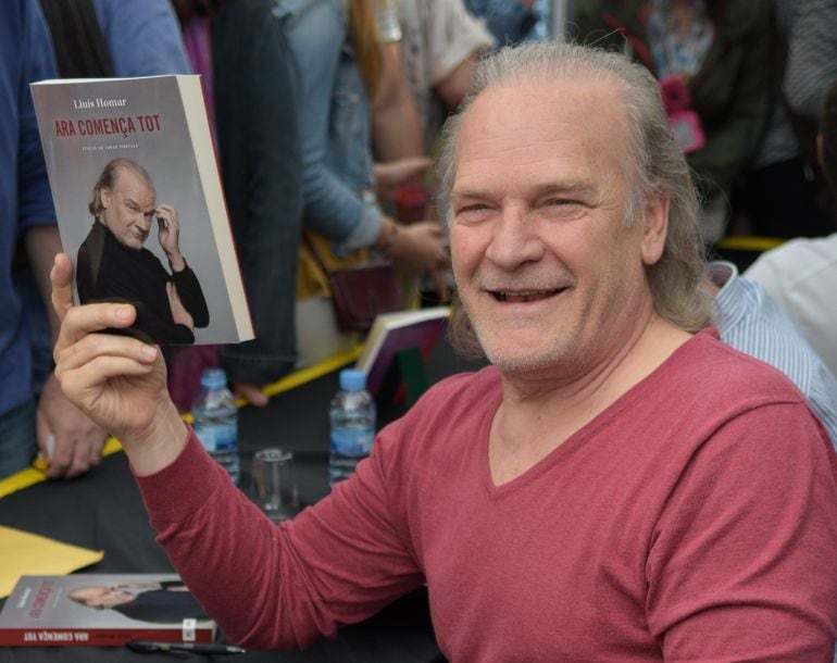 Lluís Homar en la firma de su último libro en el día de Sant Jordi. 